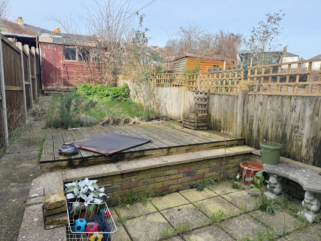 Lot: 28 - FREEHOLD TERRACE HOUSE INVESTMENT - Rear garden